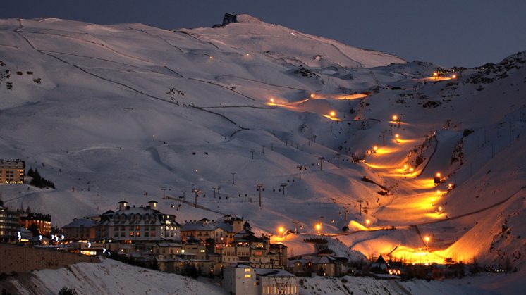  La actividad de esquí nocturno, con acceso por el telecabina Al-Andalus, será acompañada por un taller de observación astronómica en Borreguiles para no esquiadores. Foto: Web oficial Sierra Nevada