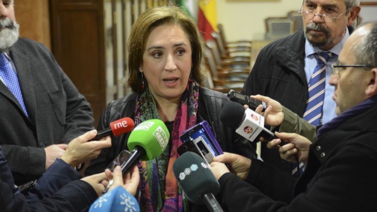 La delegada de la Junta en Granada, Sandra García, atiende a los periodistas. Foto: Alberto Franco