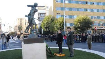 Una escultura recuerda la vinculación histórica de Granada con la Sanidad Militar Española