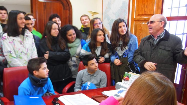 Los jóvenes han visitado las distintas áreas del Ayuntamiento de Ogíjares, empezando por el Registro Municipal. Foto: aG