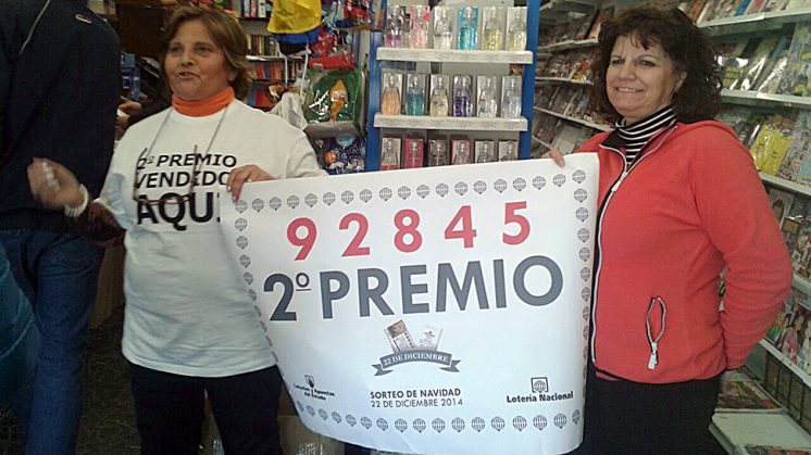 La lotera de Cenes, Consuelo Linares, a la izquierda de la imagen. Foto: Noelia S. Lorca