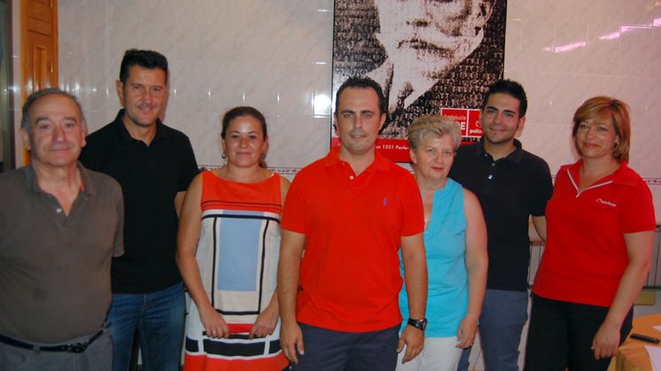 El secretario general socialista (centro) junto a la concejal y miembro de la Ejecutiva, Elena Álvarez (a su derecha), que ha presentado la renuncia. Foto: PSOE de Pulianas