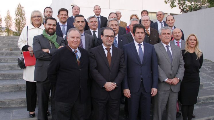 Gerardo Cuerva (fila de abajo y tercero por la izquierda), tras ser elegido presidente de la Cámara. Foto: Álex Cámara