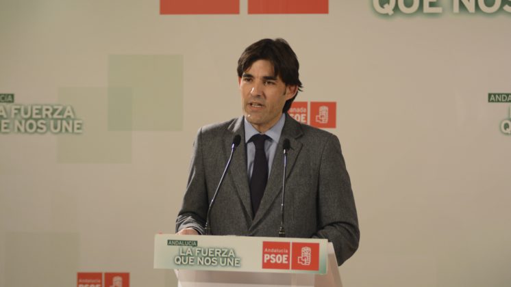 Sergio Bueno, en la rueda de prensa de su dimisión como secretario del PSOE en Santa Fe. Foto: Alberto Franco