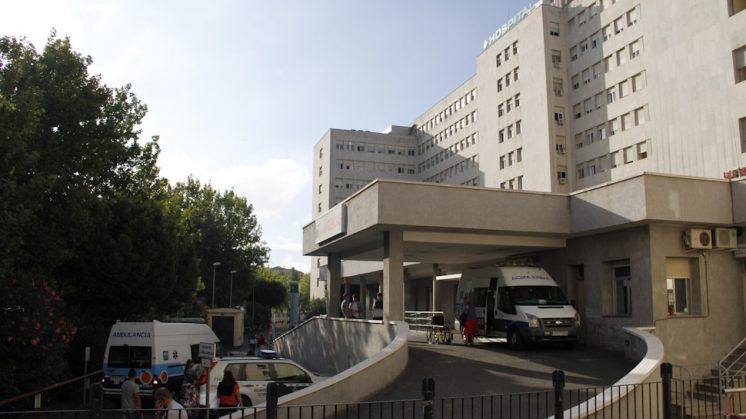 Acceso a las Urgencias del Hospital Clínico de Granada. Foto: Álex Cámara