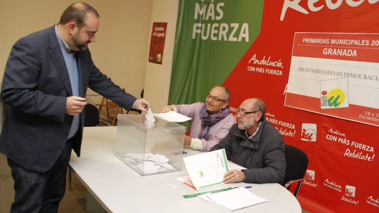 Francisco Puentedura depositaba su voto en la mañana de este sábado. Foto: Álex Cámara