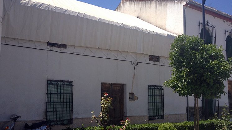 El Ayuntamiento tuvo que tapar el techo de la vivienda. Foto: Luis F. Ruiz