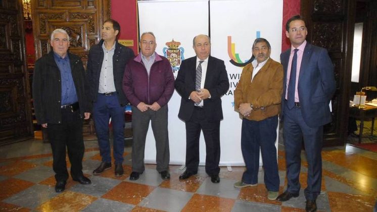El alcalde, José Torres Hurtado, junto a los presidentes de las asociaciones de vecinos protagonistas en la firma de los convenios. Foto: Javier Algarra