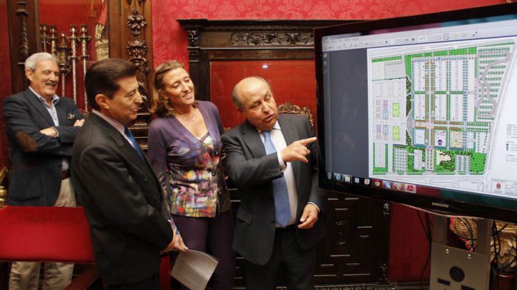 El alcalde, José Torres Hurtado, explica cómo será la distribución del nuevo Ferial. Foto: Álex Cámara
