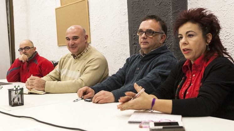 Alejandro Víctor, primero por la derecha, en el encuentro mantenido con los que piden que se presente. Foto: aG