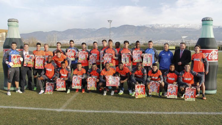 Los futbolistas del Granada CF han posado con el calendario junto al entrenador. Foto: Álex Cámara