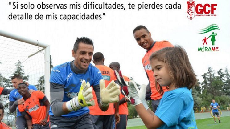 Jugadores del Granada participan en un calendario de niños y niñas con autismo