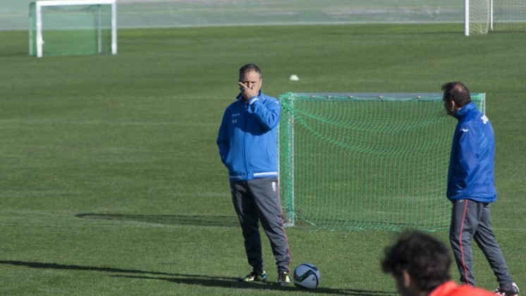 Joaquín Caparrós, durante un entrenamiento con el Granada CF. Foto: Alberto Franco