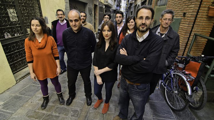 Alberto Matarán, a la izquierda de la imagen, rodeado del equipo de Podemos en Granada capital. Foto: aG