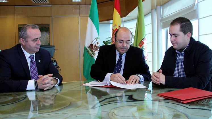 Firma del convenio entre Sebastián Pérez y el alcalde de Gójar. Foto: aG