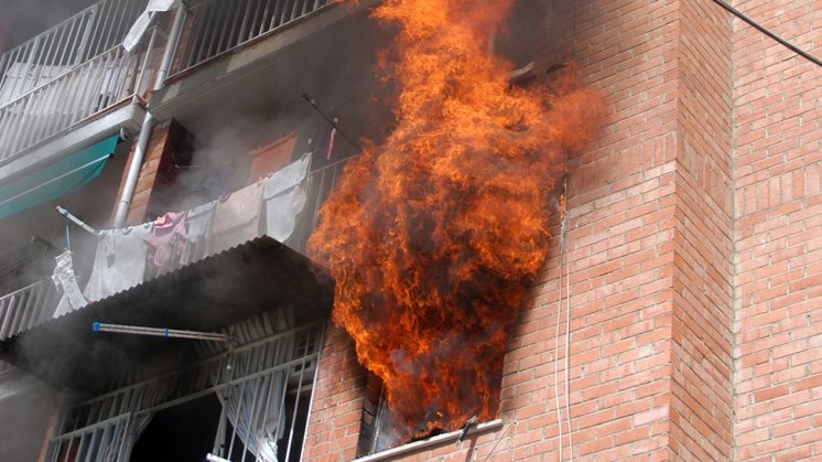 Durante 2014, los Bomberos intervinieron en 786 incendios en el Área Metropolitana. Foto: Luis F. Ruiz