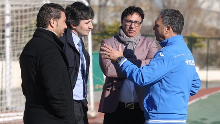 Joaquín Caparrós conversa con Pina, Gino Pozzo y Juan Carlos Cordero en un entrenamiento la semana pasada. Foto: GRCF