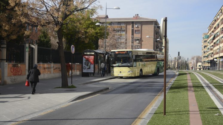 La parada está próxima a los Juzgados de la Caleta y es usada también por autobuses urbanos. Foto: Alberto Franco