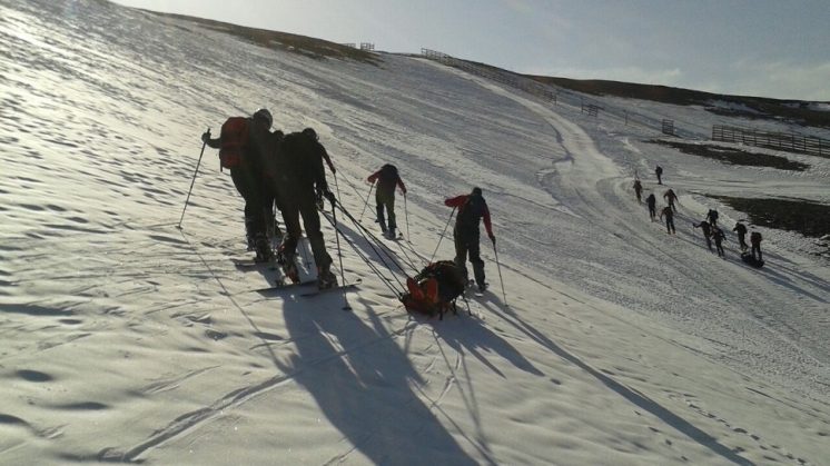 Rescatadores en alta montaña de la UME se instruyen en Sierra Nevada