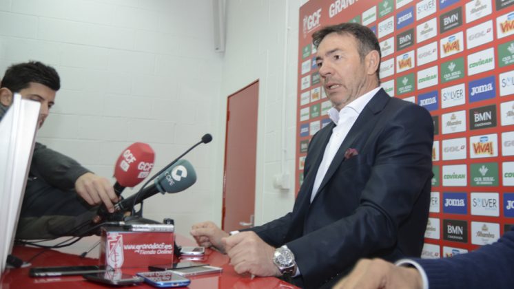 El nuevo entrenador del Granada CF, Abel Resino, en la rueda de prensa de este martes. Foto: Alberto Franco