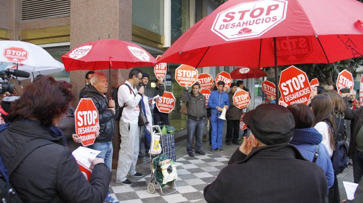 El grupo de Stop Desahucios del 15M a las puertas de la entidad bancaria a la que han reclamado una mesa de negociación. Foto: Álex Cámara