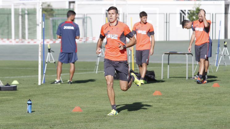 Héctor Yuste con un entrenamiento del Granada CF. Foto: Álex Cámara