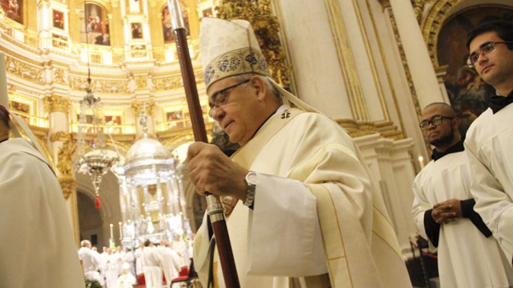 El arzobispo de Granada, durante una misa. Foto: Álex Cámara