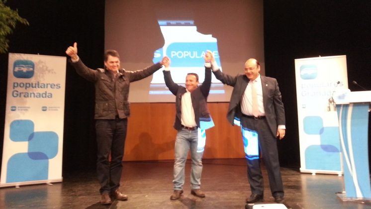 El candidato del PP en Otura, José Luis Ros, junto al presidente de la Diputación, Sebastián Pérez, y el portavoz del PP en el Parlamento Andaluz, Carlos Rojas. Foto: aG