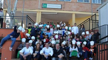 Aceite para celebrar el Día de Andalucía en Monachil