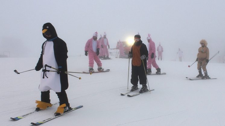 Más de 200 esquiadores disfrazados ponen color a las pistas nocturnas de Sierra Nevada