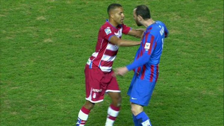 Momento en el que El Arabi empuja al jugador del Levante Ramís, por lo que fue expulsado. Foto: Captura TV