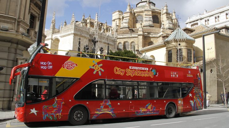 El autobús turístico cesó su actividad en octubre. Foto: Álex Cámara (archivo)