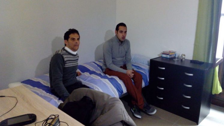 Sergio y José Luis en una de las habitaciones de su nuevo piso. Foto: aG