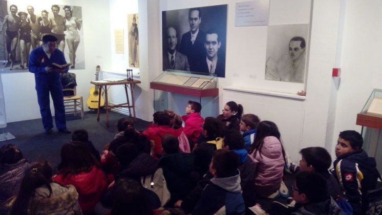 El grupo de alumnos de Valderrubio atiende a la lectura de Manuel Mateo, el director del taller. Foto: Noelia S. Lorca