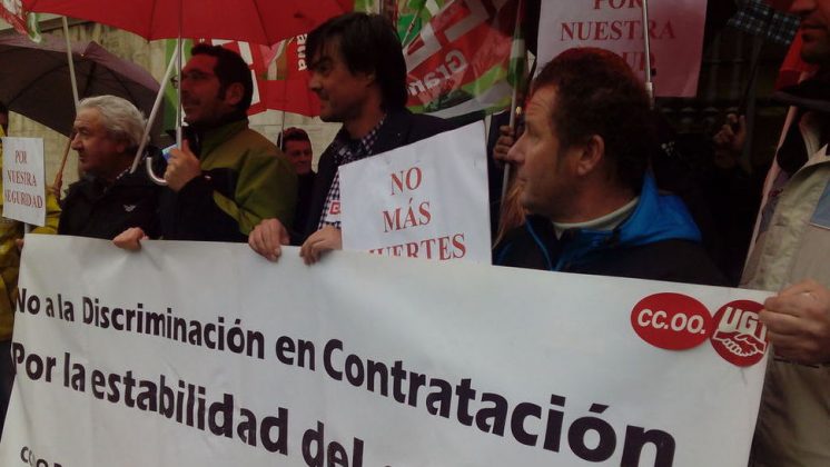 Los trabajadores de Cetursa Remontes se han concentrado este martes frente a la Delegación de la Junta en Granada. Foto: Noelia S. Lorca