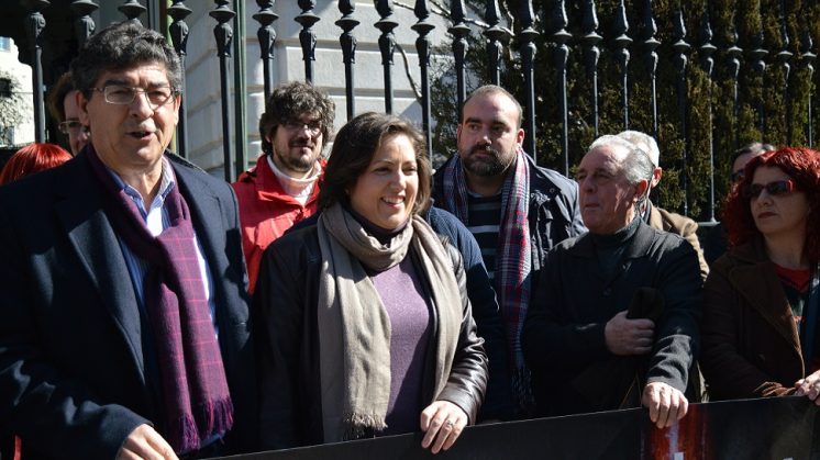 Valderas ha acompañado a miembros del Área de Mayores de IU en Granada para la reivindicación de la puesta en marcha de un plan contra la pobreza en Andalucía. Foto: aG