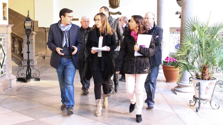 Portavoces del PSOE y de UPyD han apoyado a las plataforma a la hora de registrar las firmas. Foto: Antonio Ropero