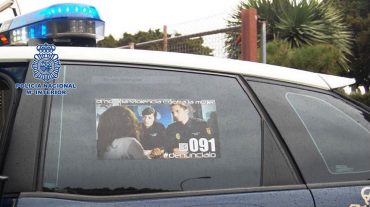 Los coches patrulla de la Policía Nacional en Granada portarán mensajes de concienciación contra la violencia de género