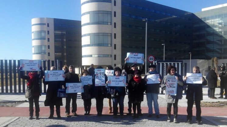 Delegados de Sanidad de CCOO protestan durante la visita de Susana Díaz al PTS