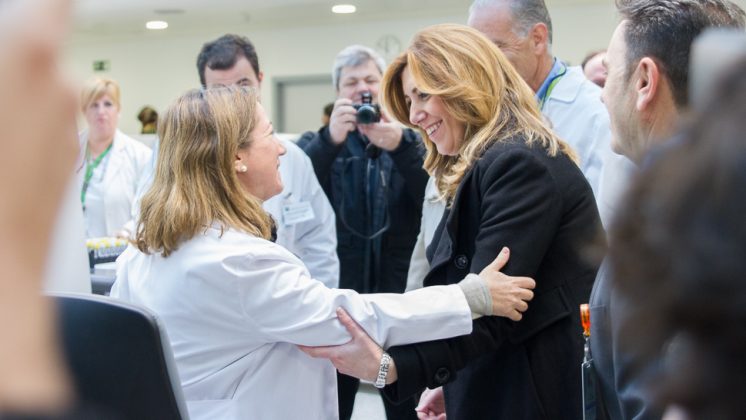 La presidenta de la Junta de Andalucía, Susana Díaz, en su visita a los laboratorios del PTS. Foto: Antonio Ropero