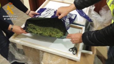 Descubren una red internacional de tráfico de marihuana en Armilla que escondía la droga entre lienzos de pintura