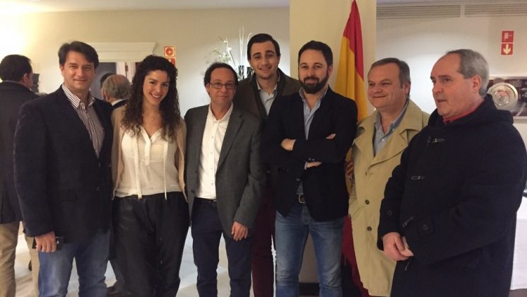 Algunos miembros de la candidatura junto con Santiago Absacal, presidente de VOX España, e Ignacio Nogueras, presidente en Granada. Foto: aG