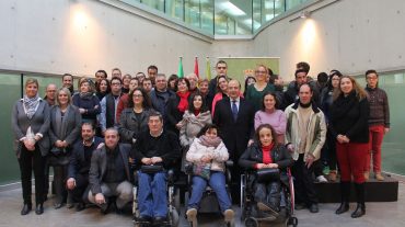Sebastián Pérez recibe a los jóvenes con discapacidad que realizarán prácticas en Diputación