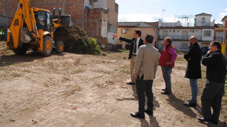 Obras en el solar que acogerá los nuevos aparcamientos en Maracena. Foto: aG.