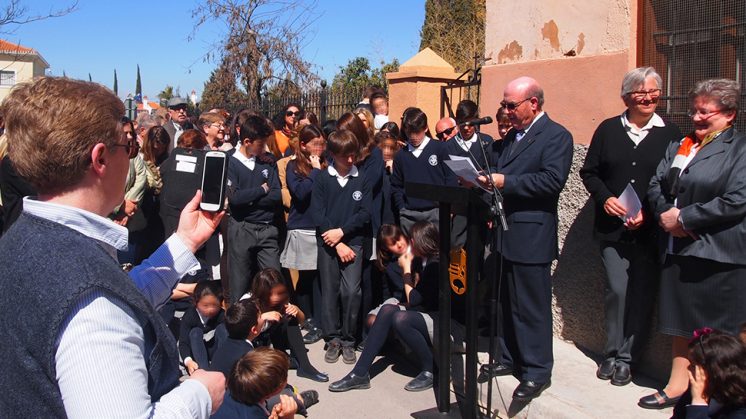El acto ha contado con representantes de Ogíjares y Alhendín, y miembros de la comunidad educativa del colegio Santa María del Llano. Foto: aG.