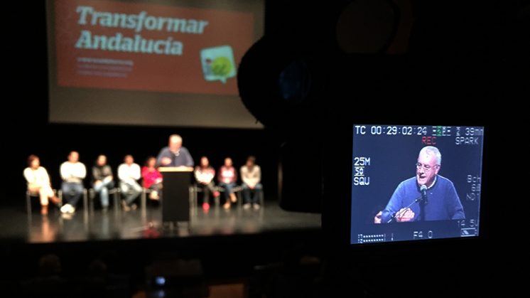 Cayo Lara durante su intervención en el teatro de Peligros. Foto: Luis F. Ruiz