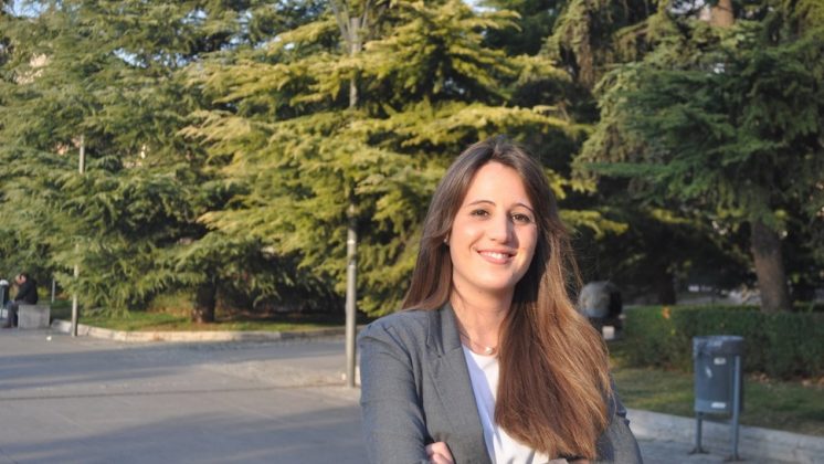 La candidata andalucista al Parlamento de Andalucía por Granada, Rocío Vázquez, en Plaza Nueva. Foto: aG