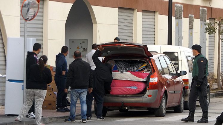 Momento en el que algunos de los desalojados sacan sus pertenencias y las introducen en un coche. Foto: Luis F. Ruiz