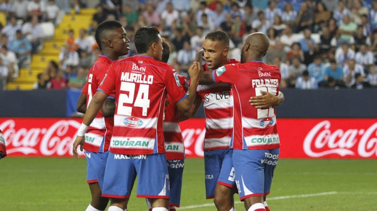 Los jugadores celebran el gol de El Arabi en La Rosaleda. Foto: Álex Cámara