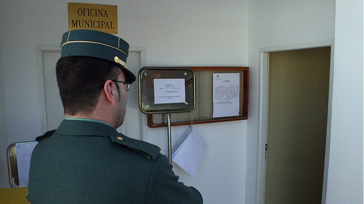 Los agentes están repartidos por los más de 500 colegios electorales que habrá en Granada. Foto: Luis F. Ruiz (archivo)
